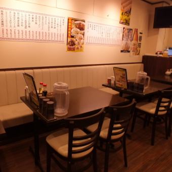 A table for 4 people x 4 tables can accommodate 16 people.For banquets and family meals!