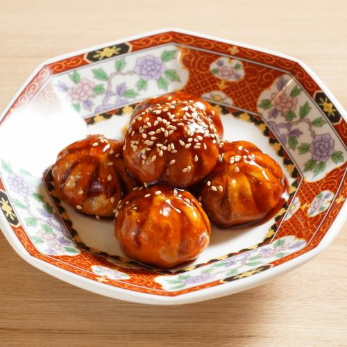 香脆迷你小笼包配黑醋汁