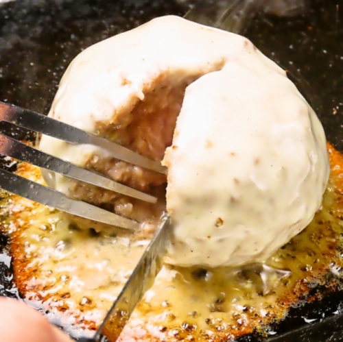 注文必須のテルマエ名物の溶岩焼きハンバーグ♪