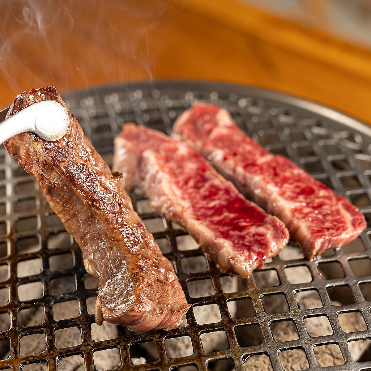 Enjoy fresh meat such as Hokkaido Japanese black beef and lamb in an adult atmosphere.