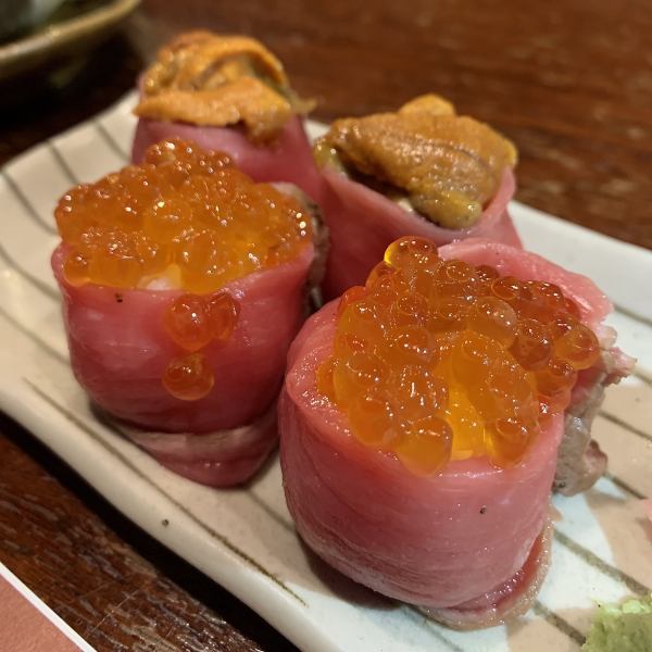 [海胆牛肉寿司] [Ikura牛肉寿司] 融化的海胆和肉的相容性极佳的肉寿司！