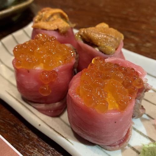 Salmon roe beef sushi (2 pieces)