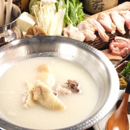 自慢の水炊きからもつ鍋など、各種鍋料理をご用意