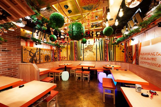 【プライベート飲み会に◎テーブル席】明るく活気ある店内で自慢の串カツをどうぞ。