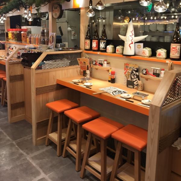 【おひとりさまでもOK◎カウンター席】さまざまな小物にもこだわってお客様に楽しんでいただけるように、日々努力しています!!お仕事帰りのちょい飲みや買い物帰りにお気軽にお立ち寄りください♪