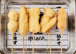 自慢の串カツが勢揃い！ あらたセット（5本）