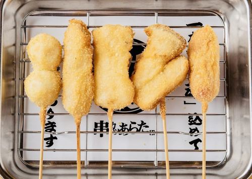 自慢の串カツが勢揃い！ あらたセット（5本）