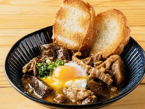 【名物】牛すじ煮込み　温玉のせ