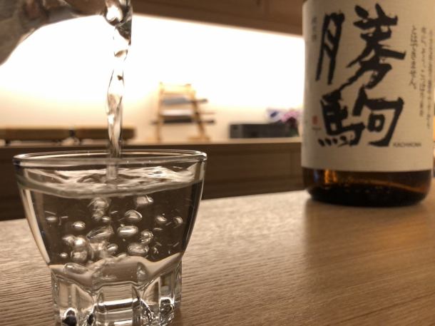 도야마 현의 술도 다수 보유하고 있습니다.카운터 석에서 즐기는 술은 각별 맛있는 것.