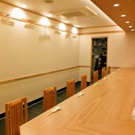 We have 9 counter seats that can be used spaciously! You can enjoy your meal in a calm atmosphere with wood grain.