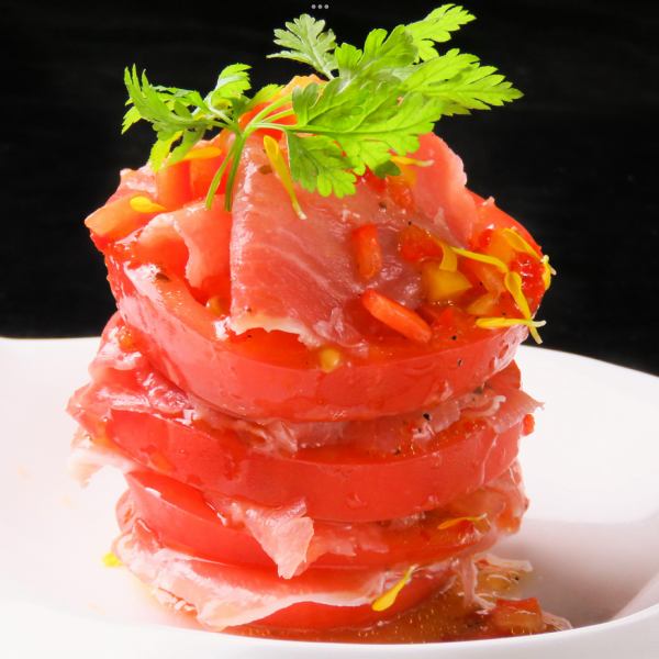 Mille-feuille of ripe tomatoes and prosciutto