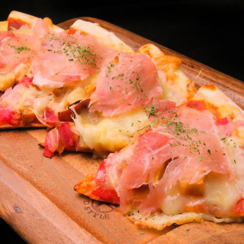 阿波野菜と生ハムの気まぐれMIXピッツァ