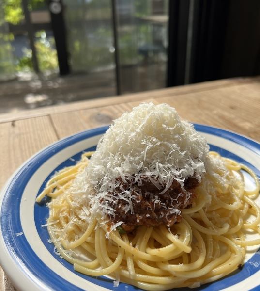 【定番の味ミートソーススパにアレンジを加えてご提供！】