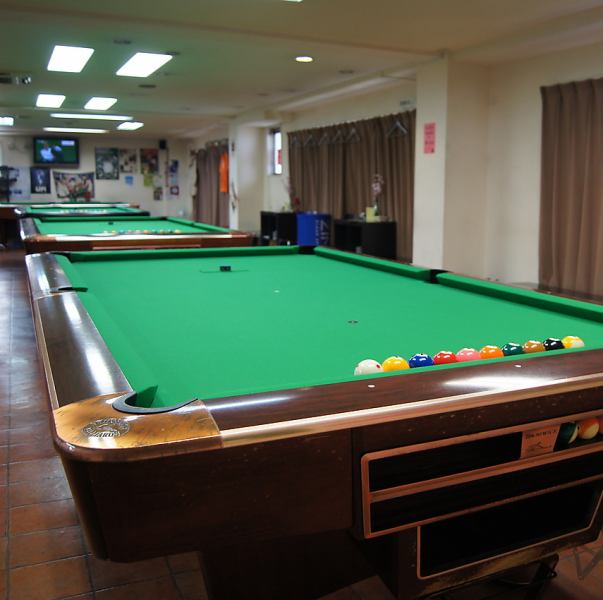 The billiard floor on the 3rd floor does not offer all-you-can-drink, but it can be reserved for small groups!