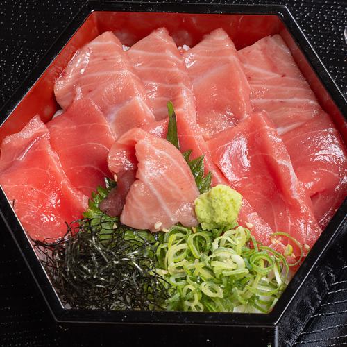 Bluefin tuna and medium fatty tuna two-color rice bowl