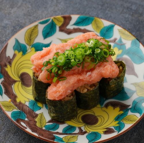 Topped sushi with tuna and green onion