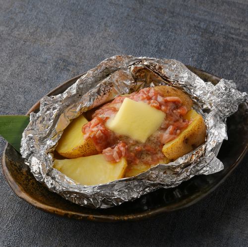 Garlic and butter-fried potatoes topped with sake kasu