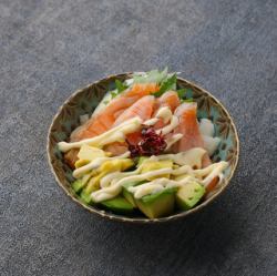 サーモンタタキとアボカドマヨポン酢