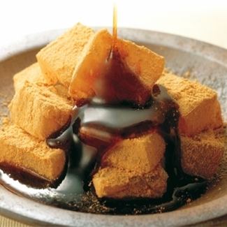 Warabimochi ice cream (black honey sauce)