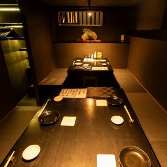 【本館/全席喫煙可能】席の前にテーブル席がございます。半個室座敷の作りとなります。各種シーンにてご利用いただけます。※2名様席×1・4名様席×1を繋げると最大8名様までお座り頂けます