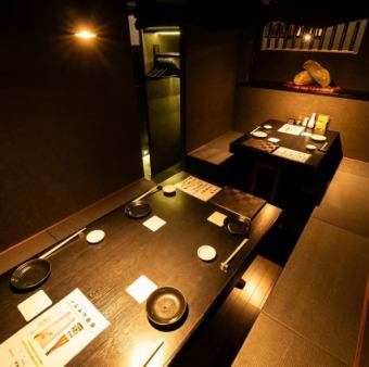 【本館/全席喫煙可能】仕切りのあるテーブル席です。接待やデートにおすすめです。※2名様席×1・4名様席×1を繋げると最大8名様までお座り頂けます