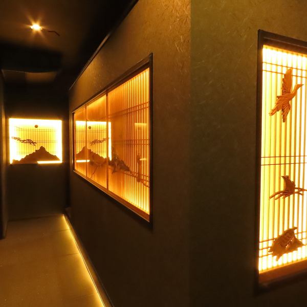 【別邸】都会の喧騒を忘れさせてくれる、シックで洗練された雰囲気の居酒屋。ゆったりと寛げる掘りごたつ席は、特に接待に人気です。料理のビジュアルも美しく、皆さんの時間にそっと華を添えてくれることでしょう。