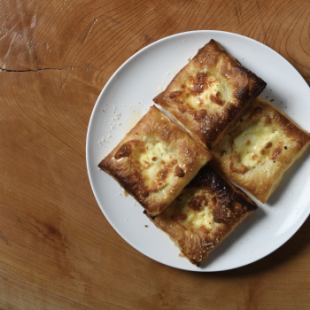 3種チーズ タルトフランベ