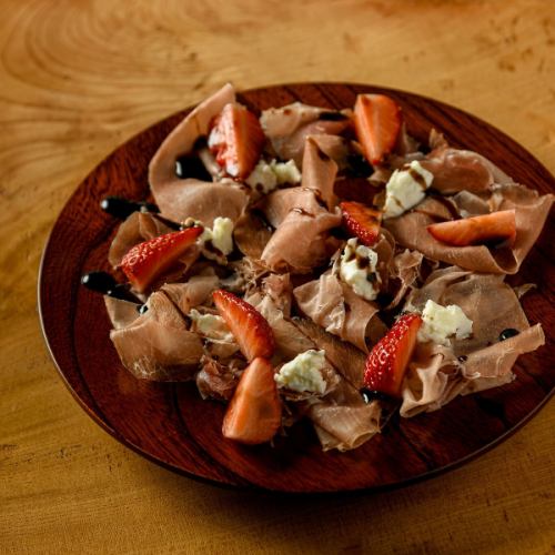 いちごと生ハムとマスカルポーネ