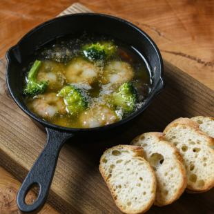 エビとブロッコリーのアヒージョ