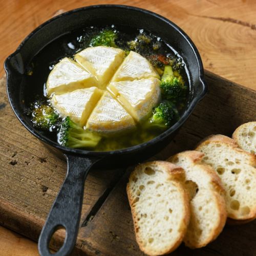 丸ごとカマンベールのアヒージョ