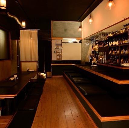 落ち着いた灯りがゆるやかに広がる、少し暗めの上質空間。静かに過ごしたい大人の時間を引き立てる、おしゃれで心地よい店内が魅力です。喧騒を忘れ、ゆったりとお酒と会話を楽しめる特別なひとときを演出します。