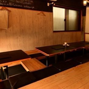 静かな座敷に並ぶ掘りごたつの4名席が3卓。やわらかな灯りに包まれ、旬の味わいと丁寧な酒がゆっくり楽しめる上質な空間。大切な人との時間を落ち着いて過ごせる癒しの居酒屋です。