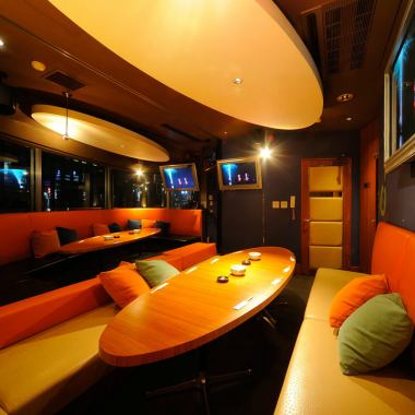 ★ VIP room ★ [Up to 32 people] Enjoy the glittering night view ♪ Karaoke, DVD, Blu-ray, etc. are fully equipped, and not only singing but also various productions are possible! The large window is a space with plenty of openness!