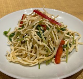 時令蔬菜和豆腐麵沙拉
