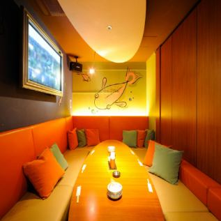 VIP Room-B ~15 people ◆ Group parties, medium banquets, short throw projector, 80-inch screen, DVD, Blu-ray, HDMI connection, iPad connection, iPod connection, latest model LIVE-DAM Ai42 type LCD TV, scoring function available, BOSE speaker