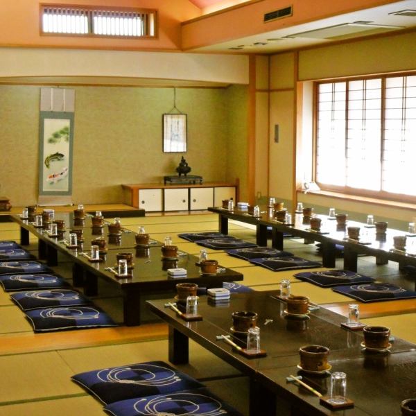 Suitable for a variety of occasions, from small groups such as family and relatives gatherings to large banquets for 90 people.They will treat you in a calm Japanese-style room.