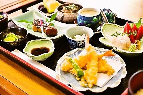 【懷石料理】包括特殊菜餚在內的7至8道菜 5,500日圓（含稅）