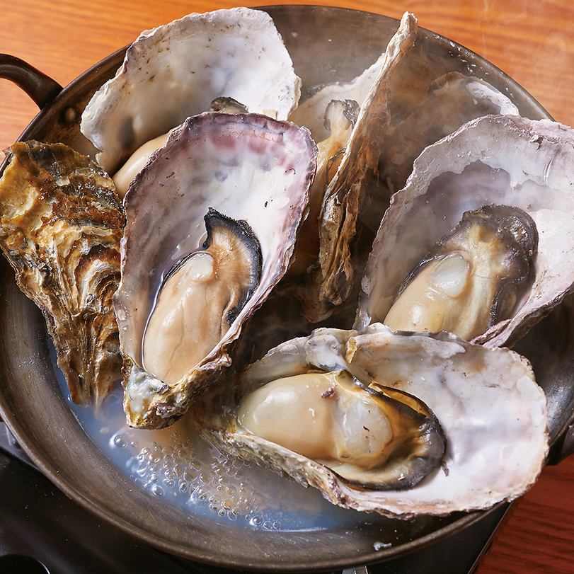 When you think of Hiroshima, you think of oysters♪ Enjoy delicious local sake with local ingredients