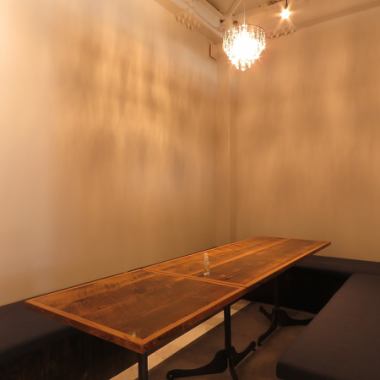 [Semi-private room available!] 4 people ~ The semi-private room that can be used has a chandelier and a gorgeous atmosphere ♪