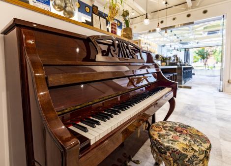 You can actually play the antique-designed upright piano ♪ You can use it for music events and private parties.(For reasons such as infection control and tuning, you need to apply for use in advance.Not a street piano)