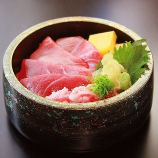 Three-colored fresh tuna rice bowl / Shrimp tempura chirashi