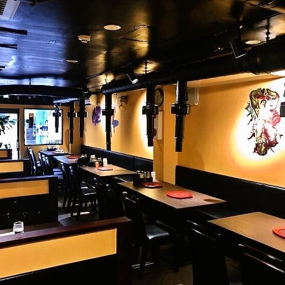 池袋にひっそりと佇む当店は都会の喧騒を忘れさるかのような上品で優雅なお席を完備しております！また、インテリアや照明での演出にもこだわった店内は間接照明の光に照らされたリラックス空間です◎上質なお肉とお酒を心ゆくまでご堪能ください！池袋での女子会や合コン、接待など様々なシーンに◎