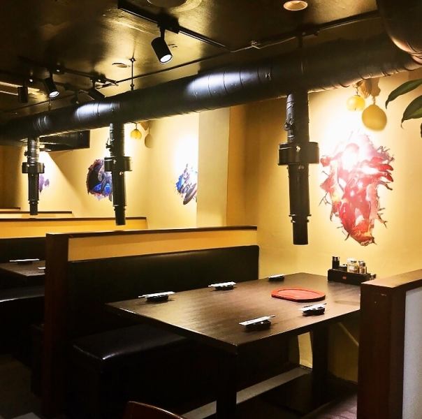 ソファー席：広々とした造りになっているので、窮屈感なくお楽しみいただけます！ゆったりとお楽しみください！団体様のご利用にも最適です。和を基調とした、優しく灯る間接照明が印象的なお席です！