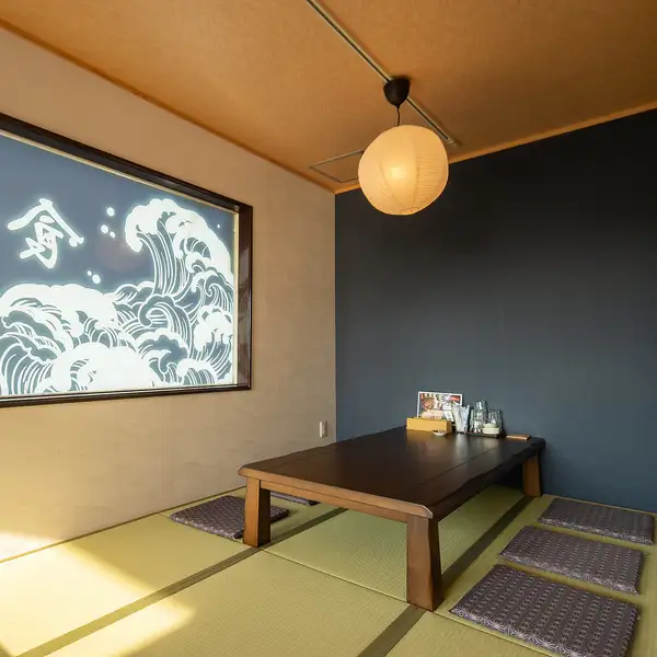 10名様から最大35名様まで、店舗全体の貸切利用にも柔軟に対応いたします。目の前に海が広がる絶景ロケーションが特別感を演出し、落ち着いた雰囲気の中で会話も弾みます。座敷席やテーブル席を組み合わせた心地よい空間で、宴会やご家族のお集まり、記念日など大切な方々と特別なひとときをお過ごしいただけます◎