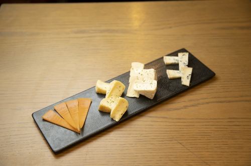 Assortment of 4 types of carefully selected cheese