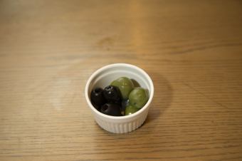 Assortment of 2 kinds of Italian olives