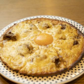 牛すじ煮込みカレーピッツァ