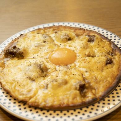 牛すじ煮込みカレーピッツァ