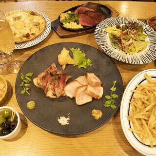 【豪華套餐】非常適合招待客人或約會。想在秋葉原享用肉食，這裡就是你的不二之選！熟成牛肉、西冷牛排等應有盡有。