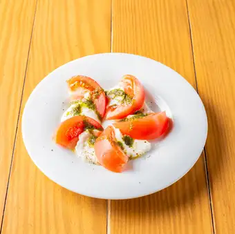 完熟トマトとモッツァレラチーズのカプレーゼ